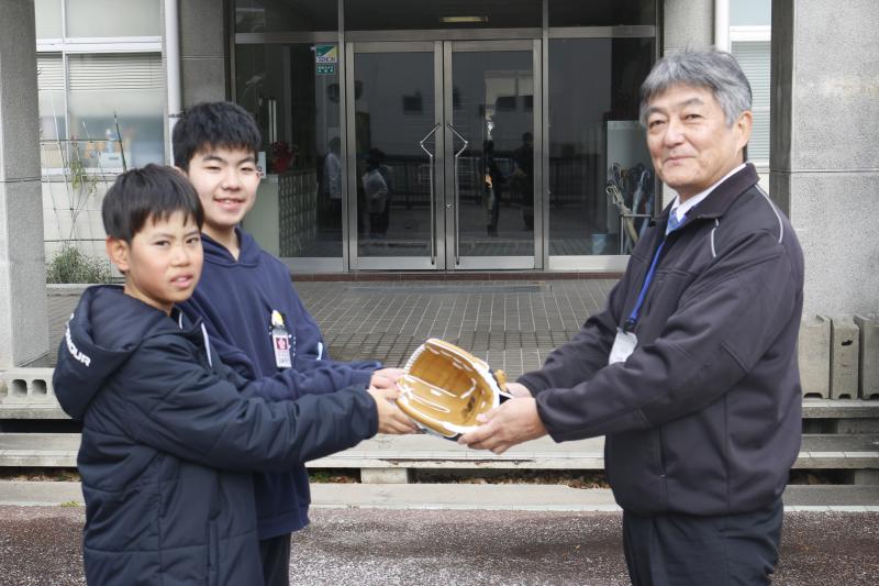 大川小学校での贈呈の様子